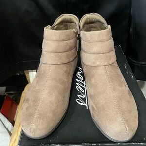 Trotters Women's Tan Suede Ankle Booties